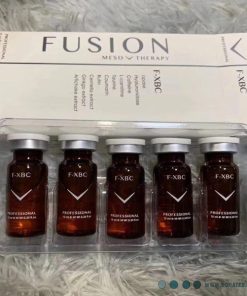 محل درمان: بدن، چربی، سلولیت روش درمان: مزو، الکتروپوریشن، میکرونیدلینگ عمق تزریق: 0-2 میلی متر بافت هدف: سلولیت 4-6 میلی متر / لیپولیز 6-10 میلی متر سلول هدف: آلیپوسیت ها فواصل درمانی: ۵-۱۰ جلسه / هفته ای یکبار حجم تزریق در هر جلسه درمان: ۳-۱۰ میلی لیتر وزن: ۲۲.۲۱ گرم ابعاد ویال: قطر: 20 میلی متر * ارتفاع: 55 میلی متر ابعاد جعبه: طول: 80 میلی متر * عرض: 30 میلی متر* ارتفاع : ۱۵۴ میلیمتر حجم: 10 سی سی برند : fusion